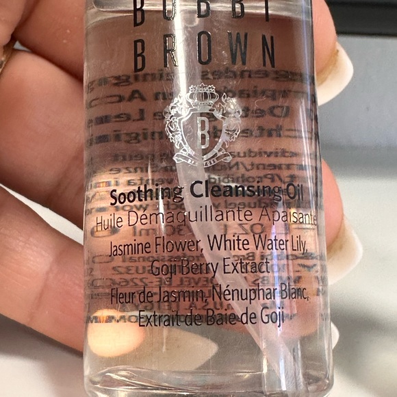 Bobbi Brown Soothing cleaning oil
Bundle of two
1 oz (each) X 2 bottles - Picture 2 of 3